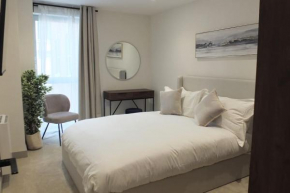 Entire Prestige Apartment in Poole Quay - Free Parking, Fast WiFi, Smart TV & Netflix